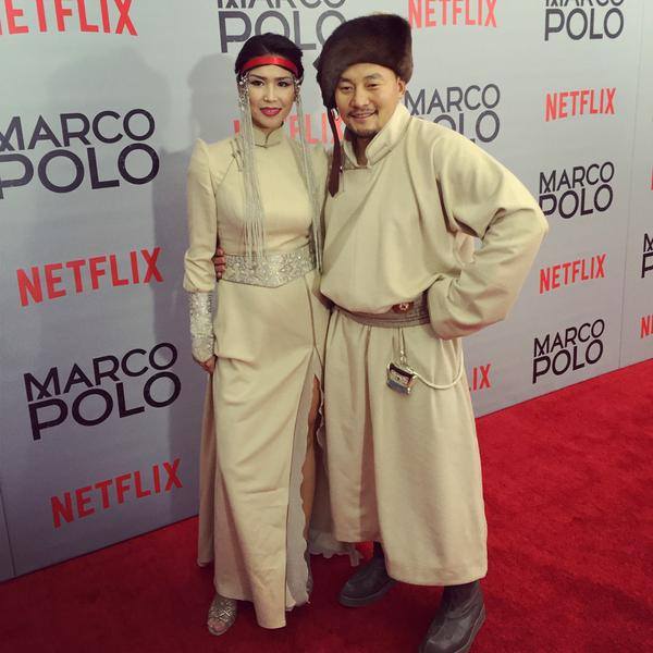 Жүжигчин Б.Амарсайхан Холливудын улаан хивсний ёслолд үндэснийхээ хувцастай оролцлоо